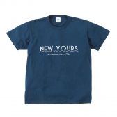 Mr.GENTLEMAN / ミスター・ジェントルマン｜PRINTED TEE「NEW YOURS」-NAVY 通販ページへ