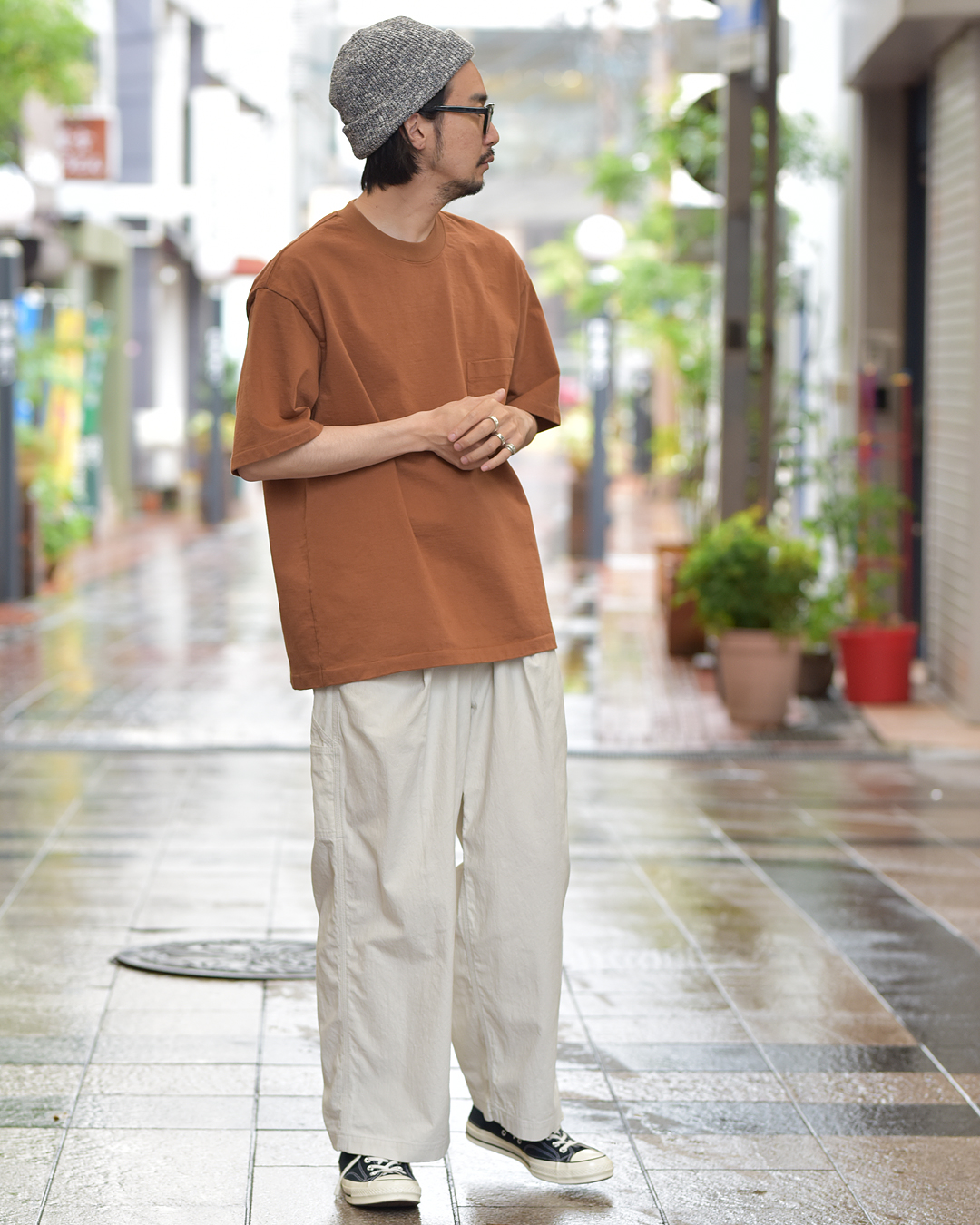 STAND-UP TEE - Brown 着用