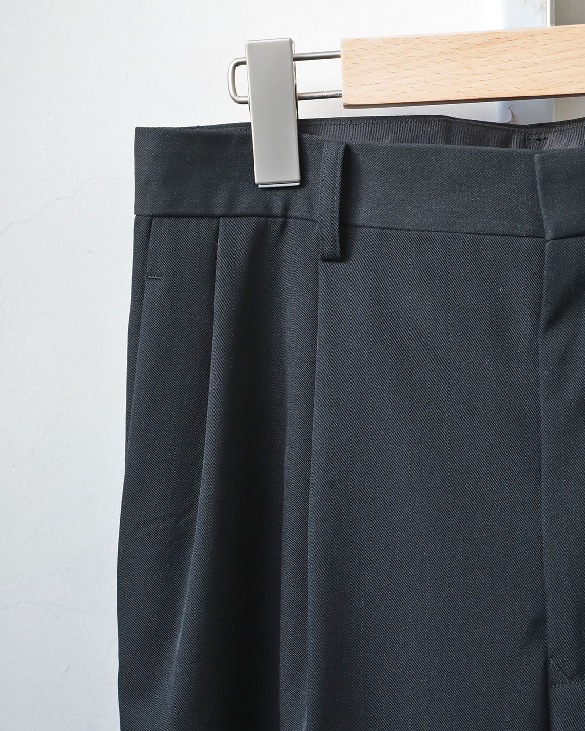 AURALEE / LIGHT WOOL MAX GABARDINE TWO-TUCK SLACKS (レディース) - Top Black 撮影