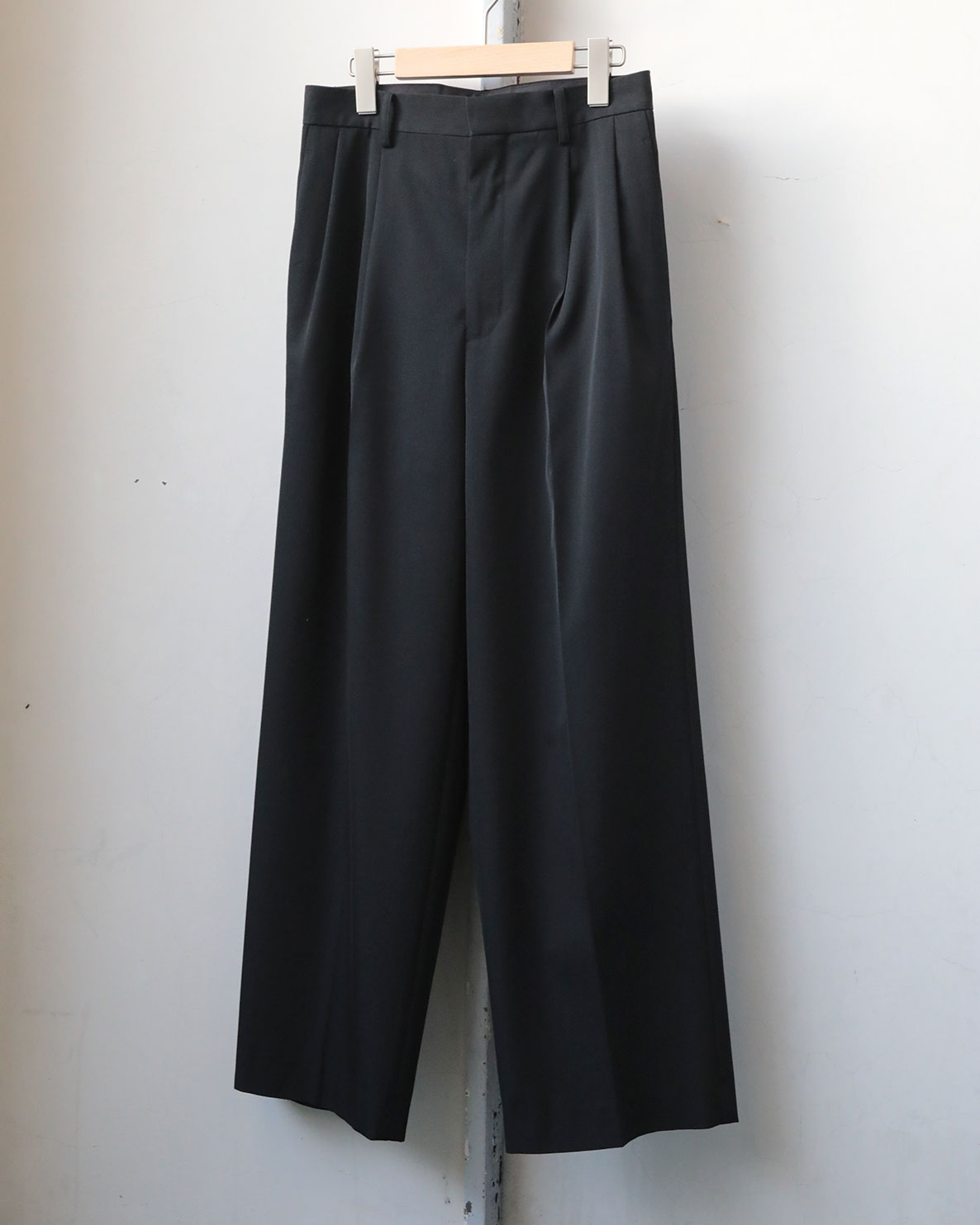 AURALEE / LIGHT WOOL MAX GABARDINE TWO-TUCK SLACKS (レディース) - Top Black 撮影
