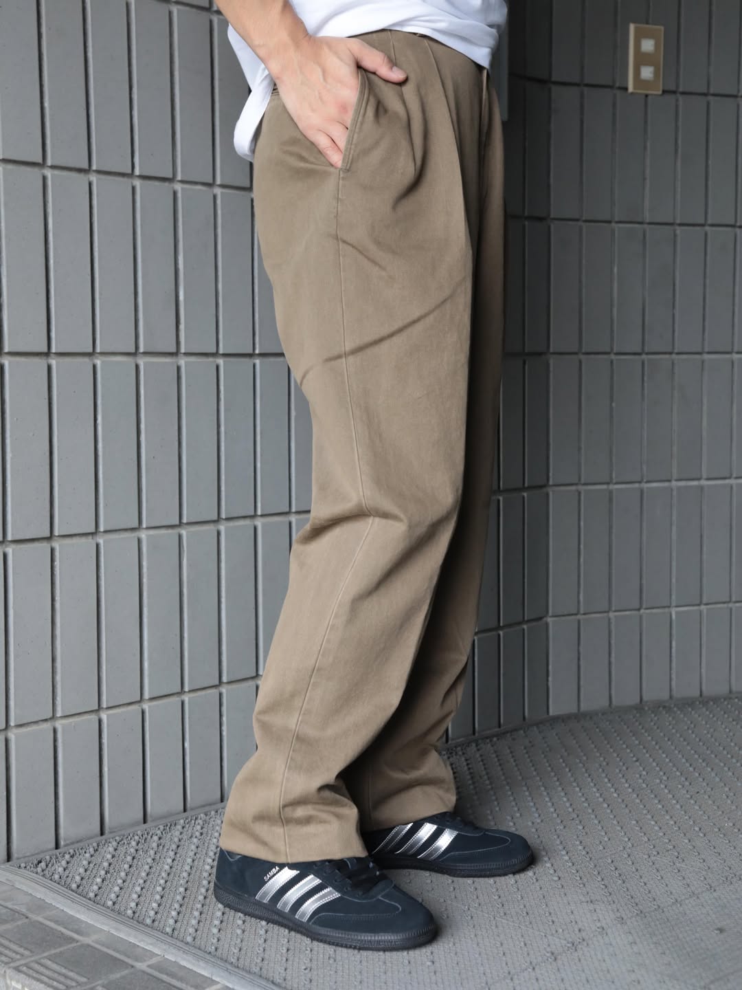 一本は持っておきたいイマ注目の『NEAT / ニート』パンツをシルエット