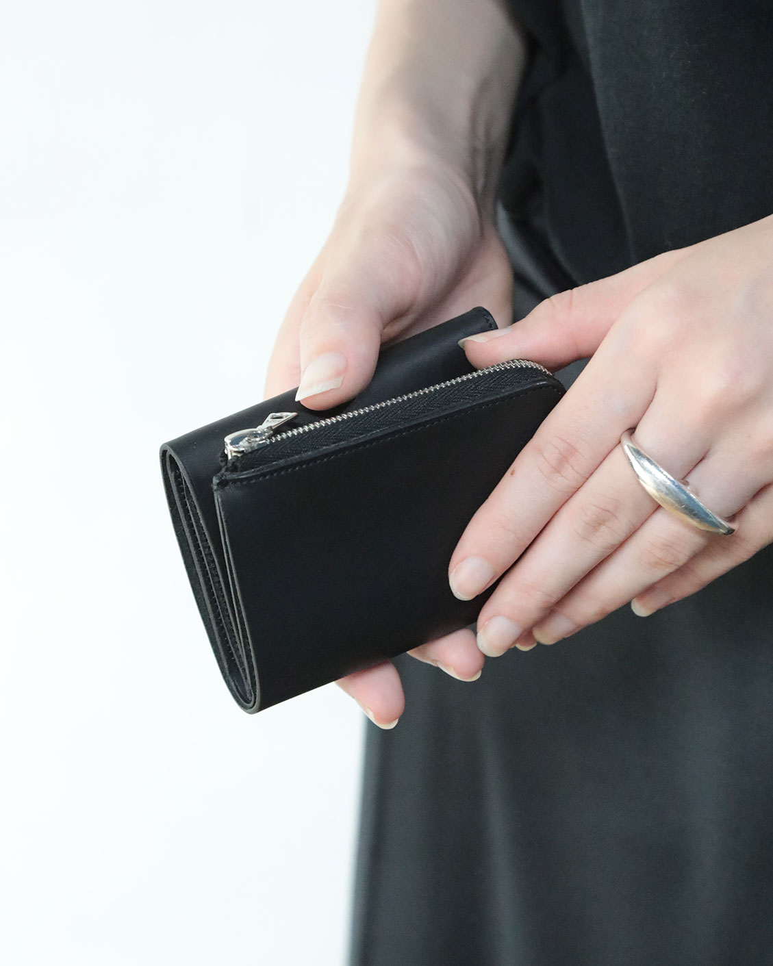 VT18 FOLDED WALLET 女性サイズ感