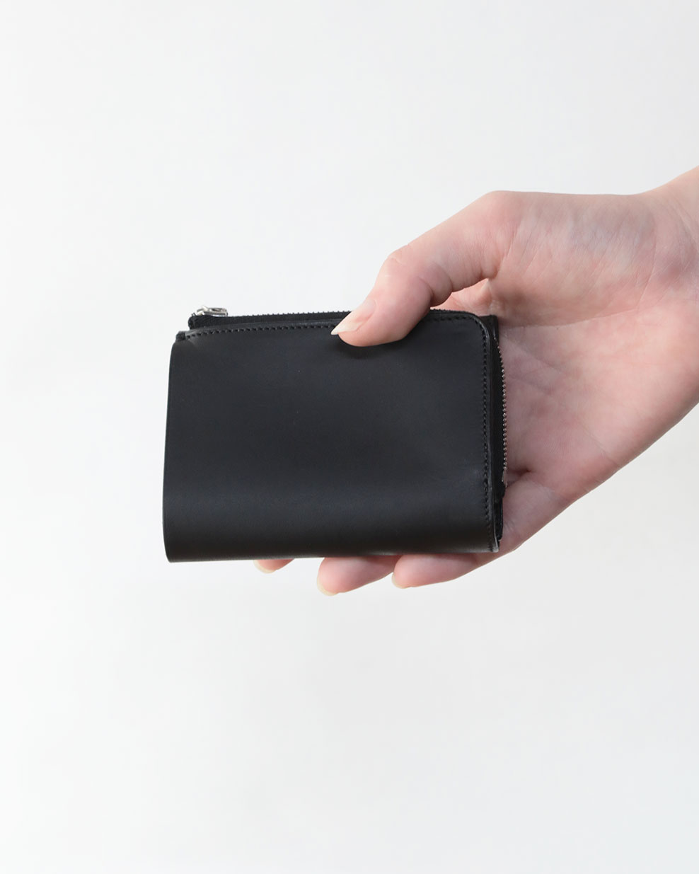 VT18 FOLDED WALLET 女性サイズ感