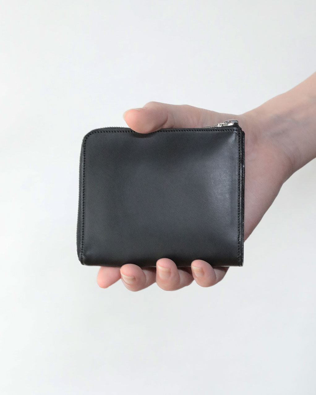 VT20 L-SHAPED WALLET : M 女性サイズ感