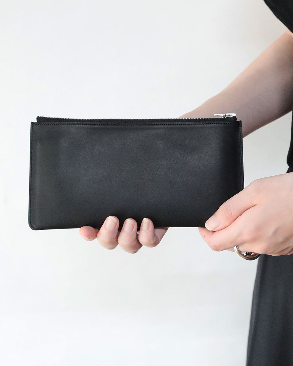 VT22 FLAT LONG WALLET 女性サイズ感