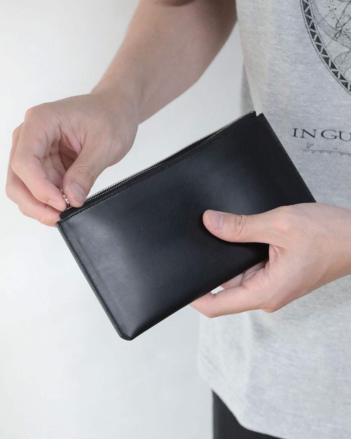 VT22 FLAT LONG WALLET 男性サイズ感