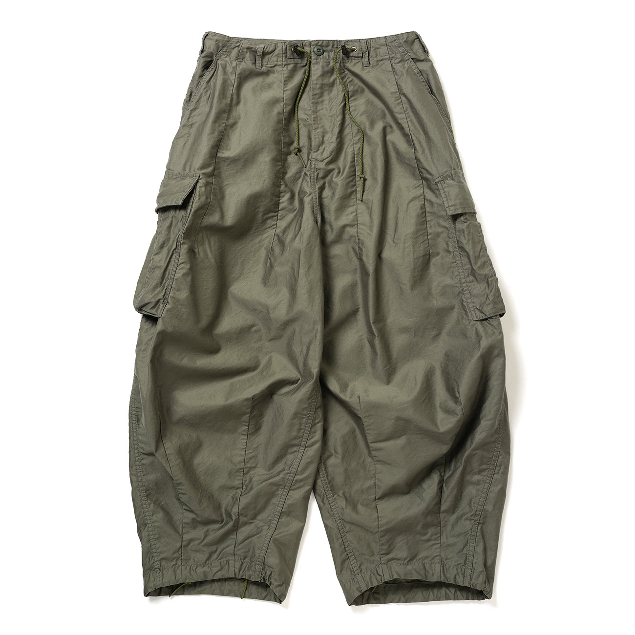 個性的なNeedles・ヒザデルパンツ、そのバリエーションやサイズ感は