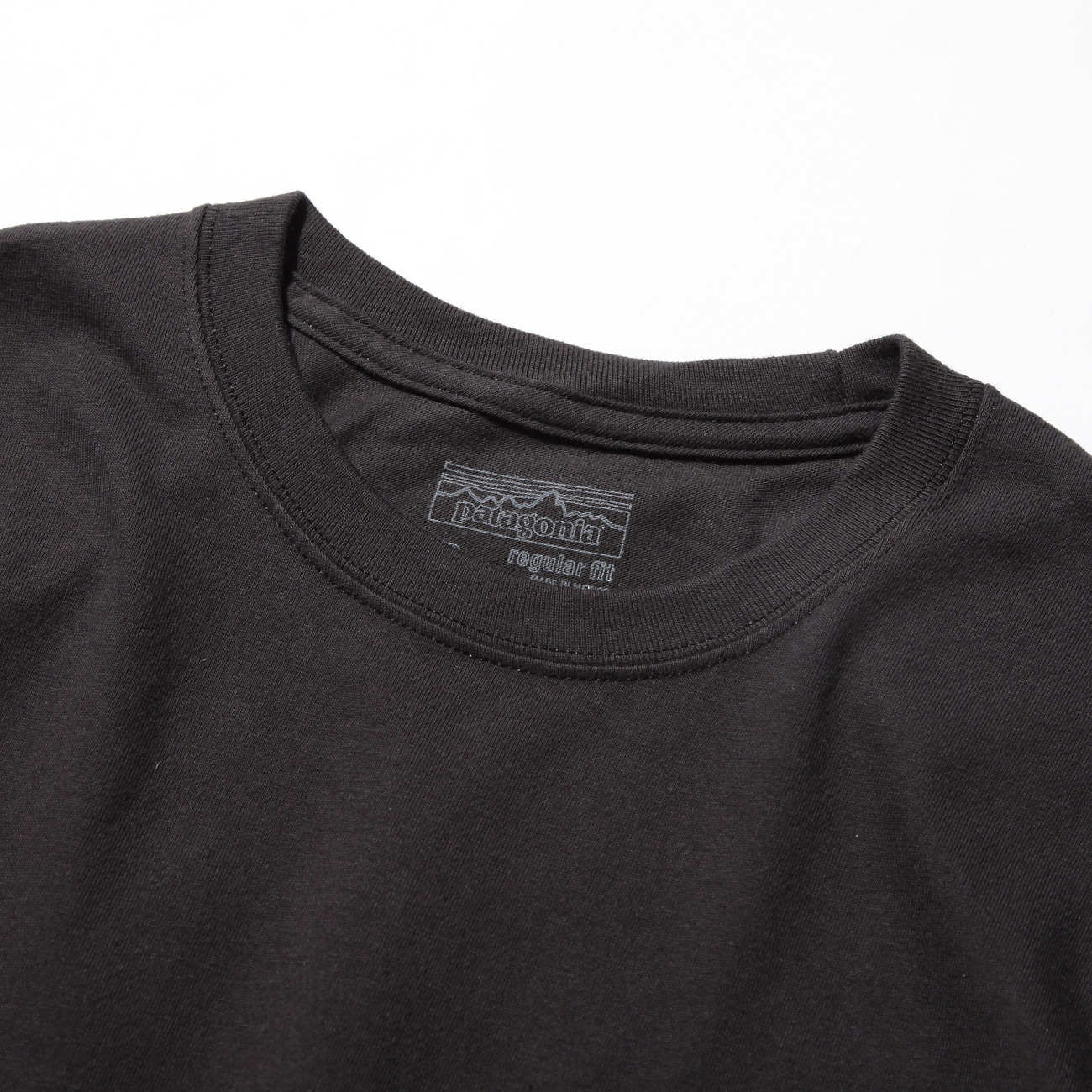 patagonia / パタゴニア | Ms P-6 Logo Cotton Pocket T-Shirt - Black