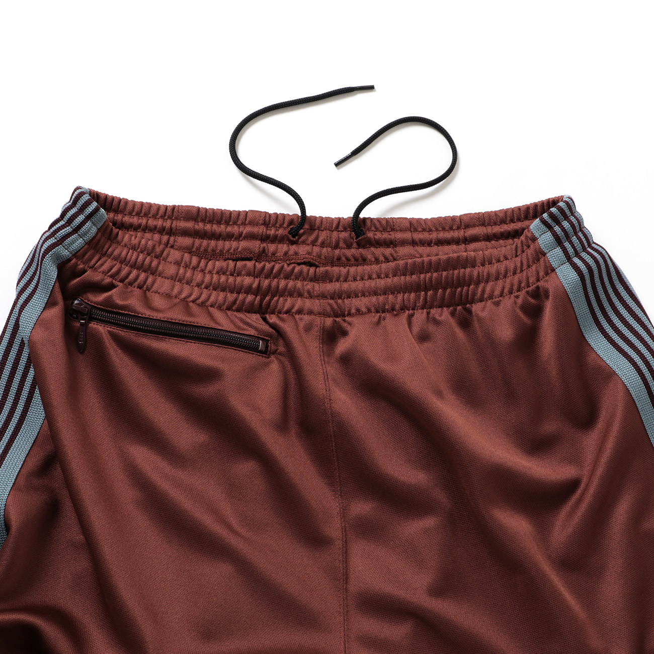 個性的なNeedles・ヒザデルパンツ、そのバリエーションやサイズ感は