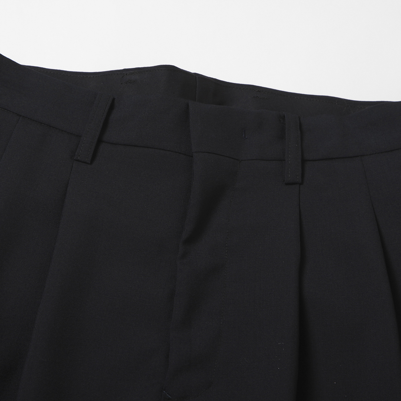 URU / ウル | WOOL TROPICAL - 2 TUCK PANTS - D.Navy | 通販