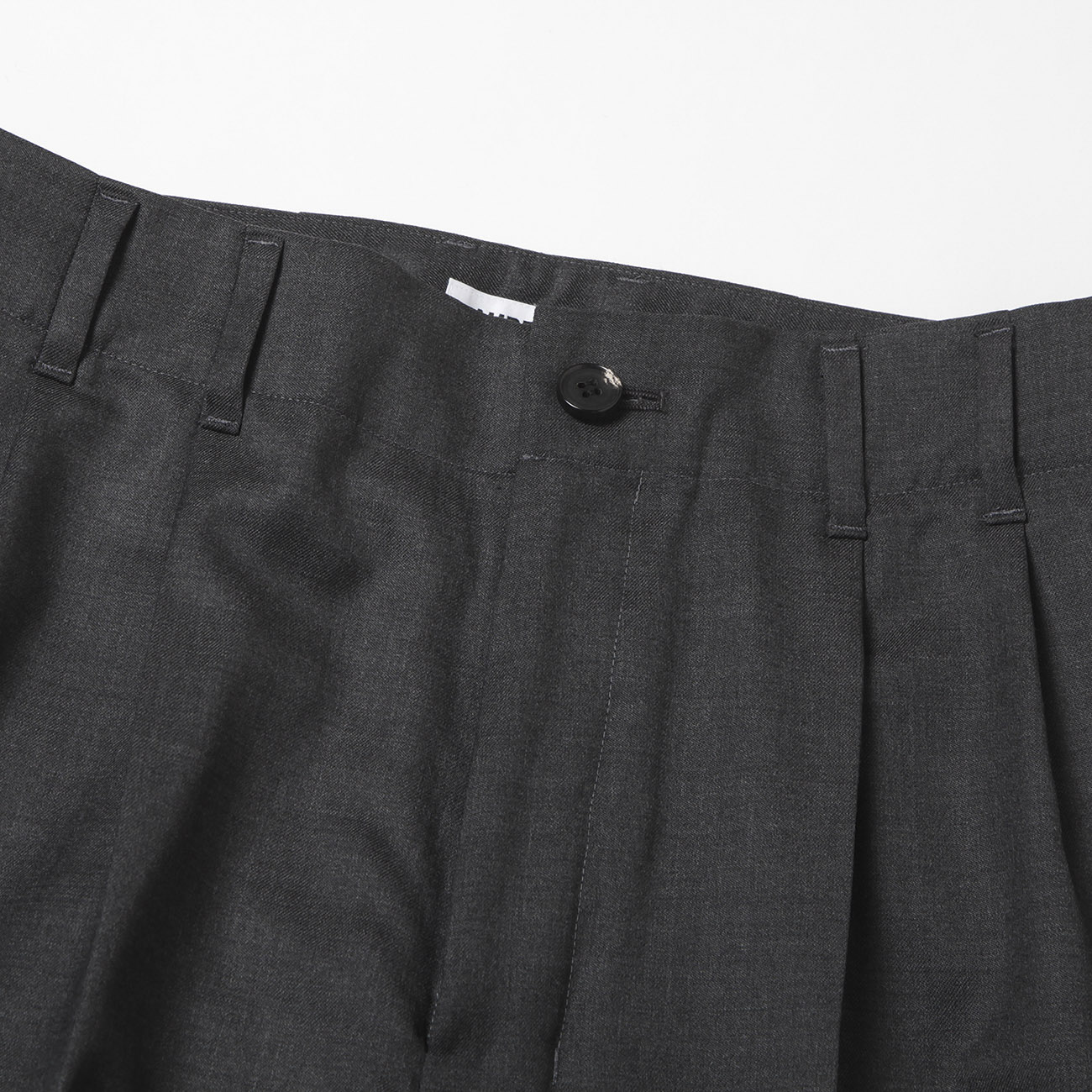 サマーウールギャバジン 2タックワイドテーパードパンツ - Charcoal Top