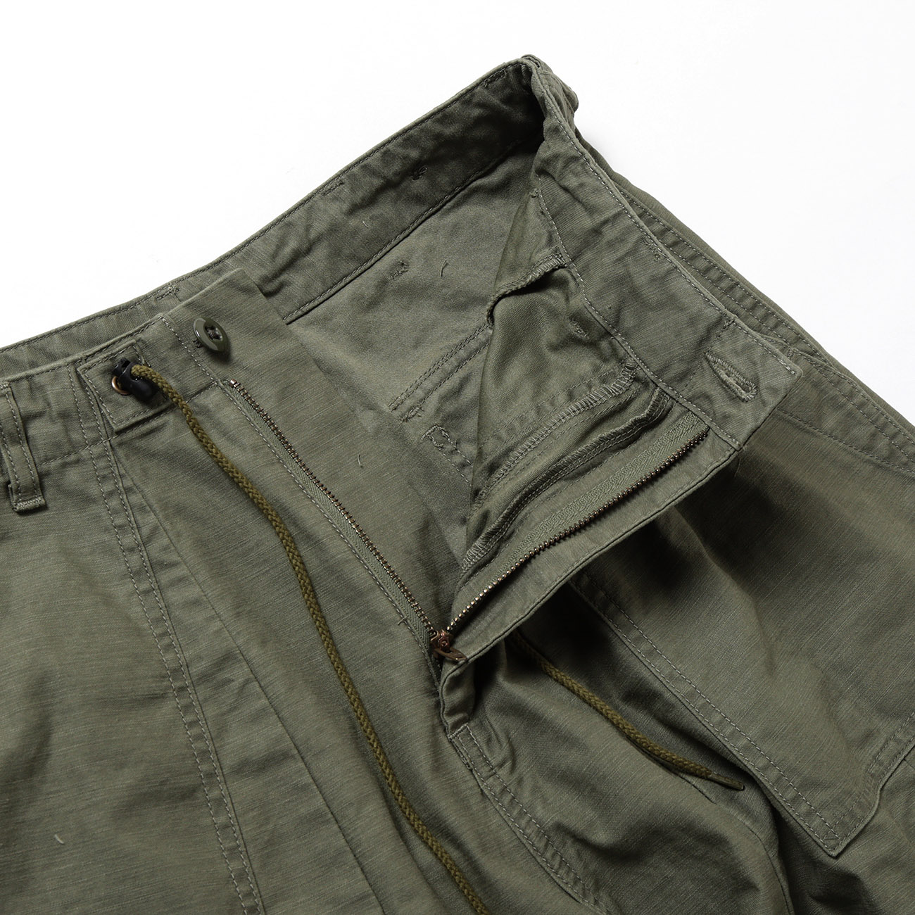 個性的なNeedles・ヒザデルパンツ、そのバリエーションやサイズ感は