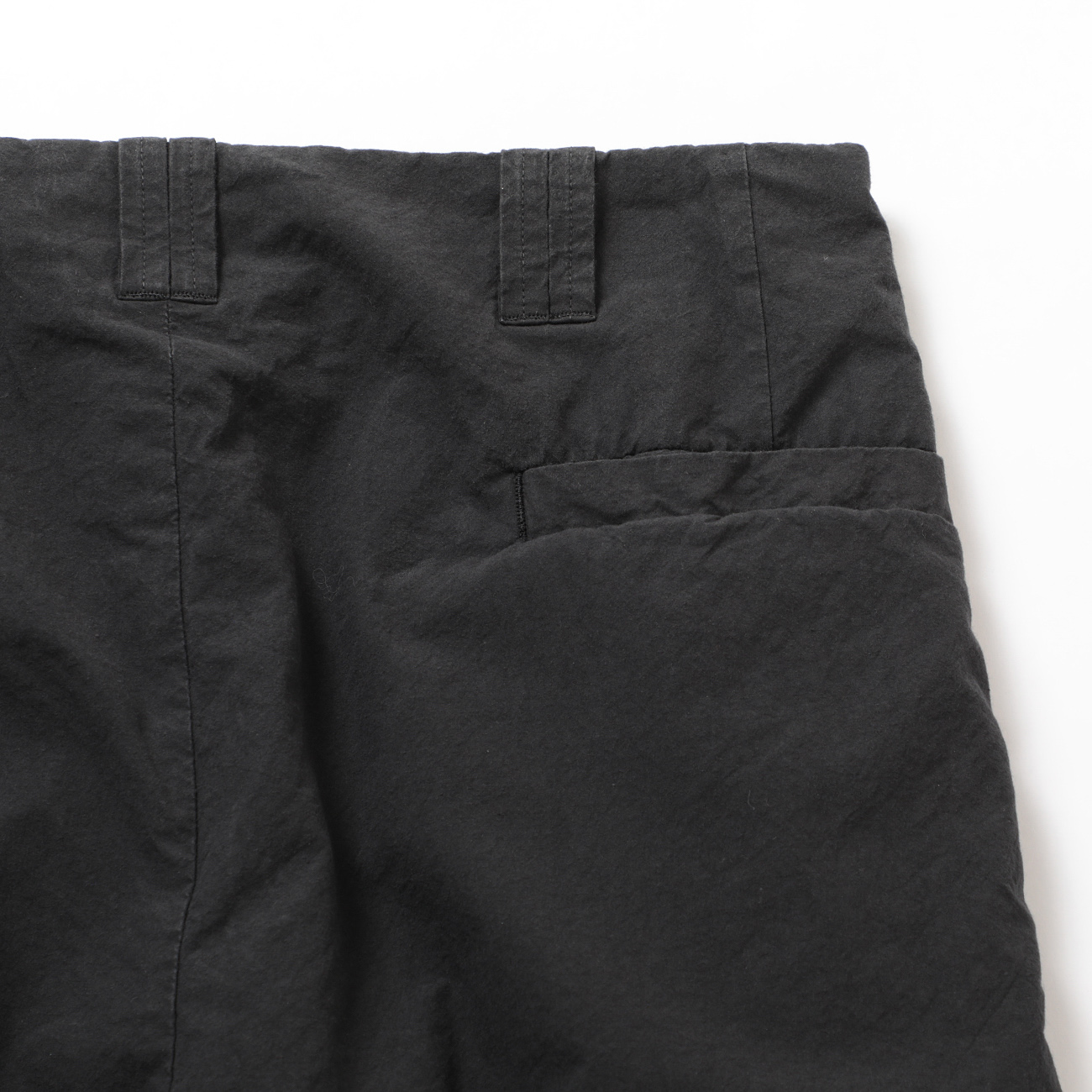 YOKE / ヨーク | Garment-dyed 3pleated Tapered Trousers - Carbon