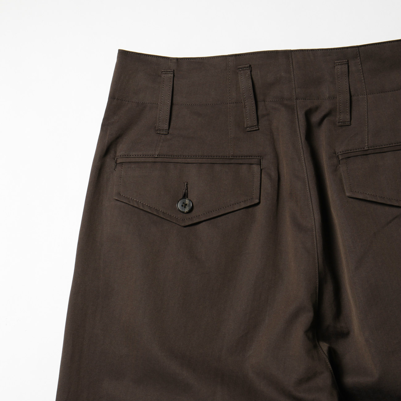 WASHED FINX HERRINGBONE SLACKS (メンズ) - Brown Chambray