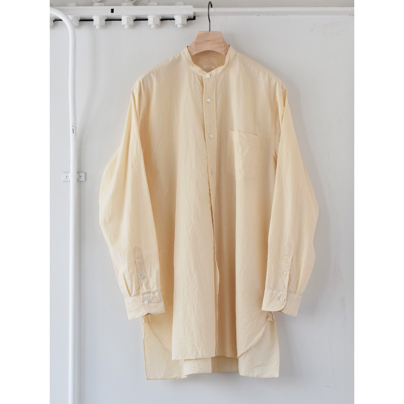 COMOLI Band Collar Shirt Ecru