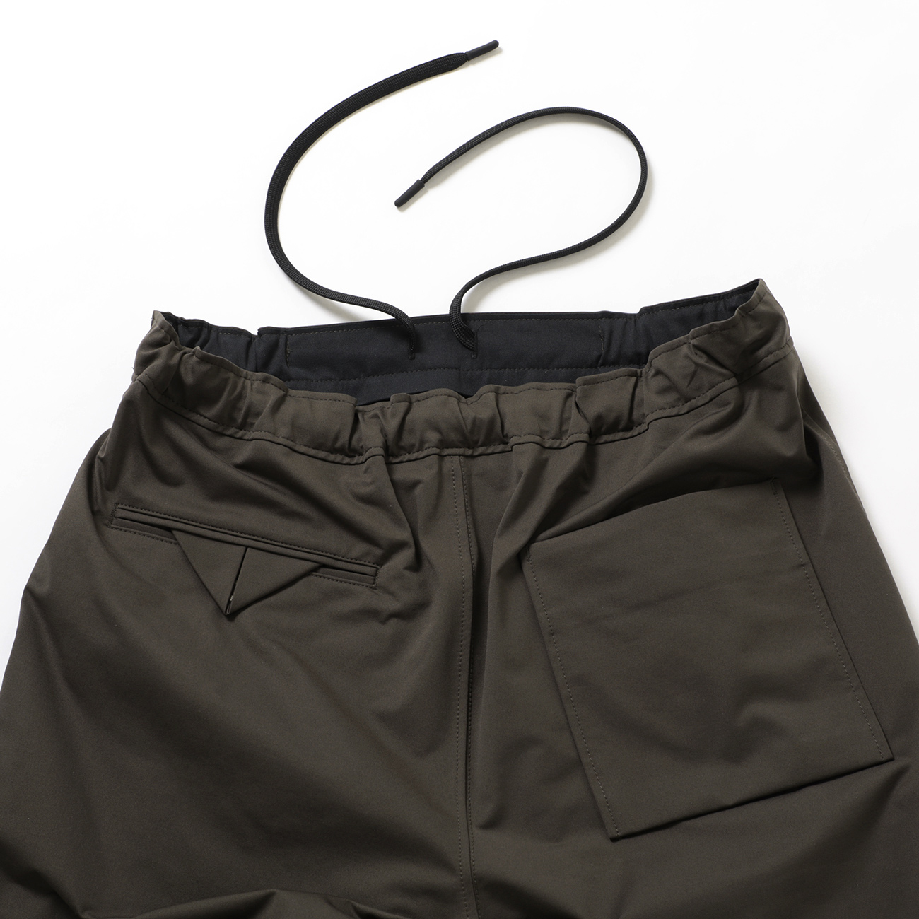 CURLY / カーリー | ULTRA LIGHT TAFFETA HEM-TUCK PANTS - Charcoal