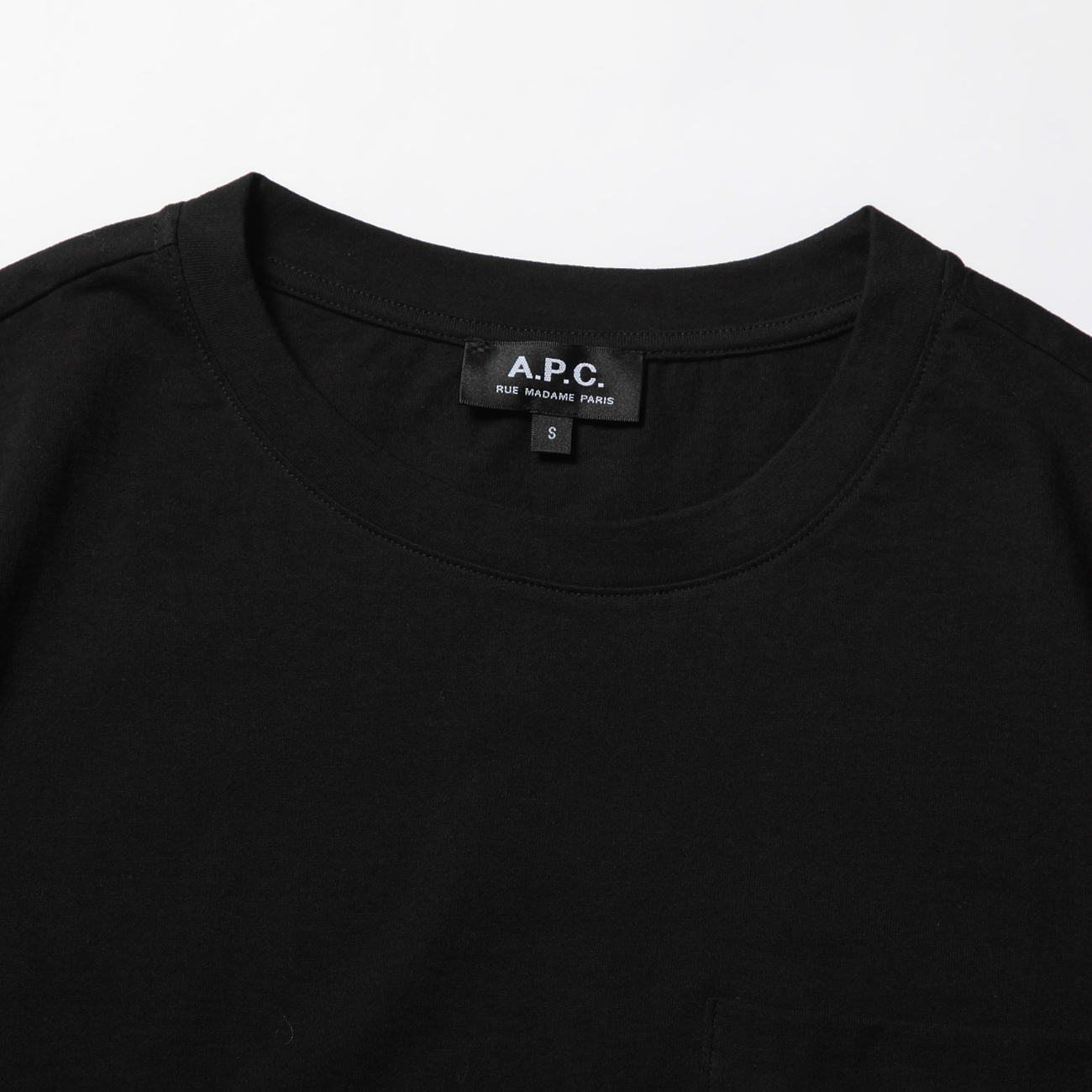 A.P.C. / アーペーセー | ロゴ入りポケット付Tシャツ - Black | 通販