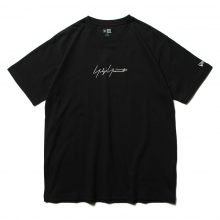 Yohji Yamamoto POUR HOMME / ヨウジ ヤマモト | New Era S/S YY LOGO PRINT COTTON TEE - Black