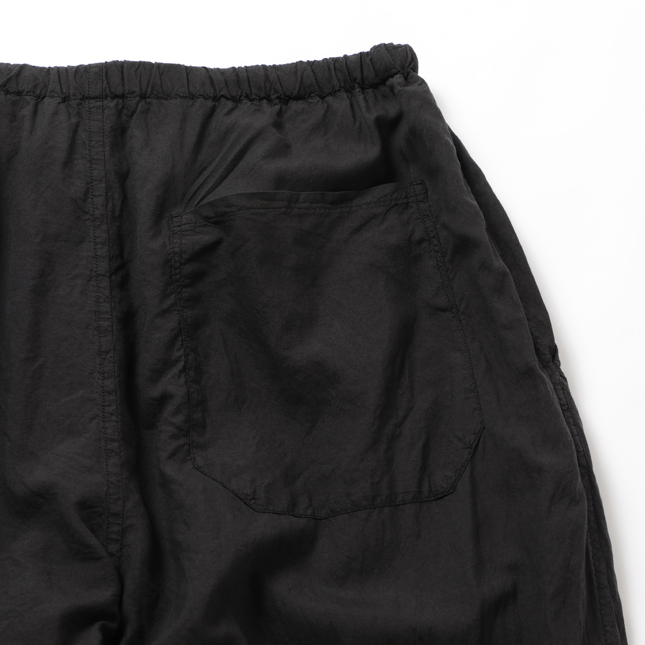 COMOLI / コモリ | シルク製品染 ドローストリングパンツ - Black 