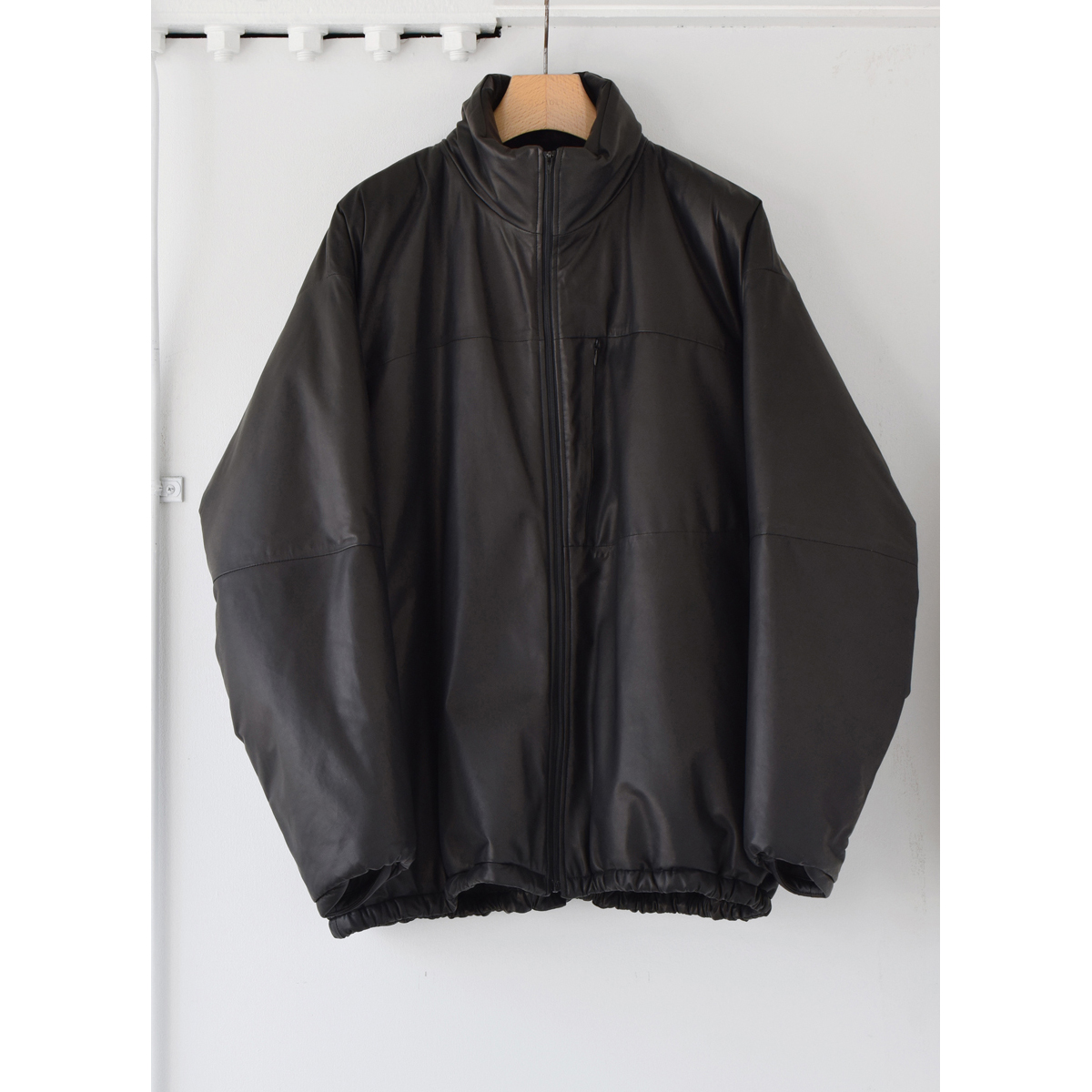 新品未使用　23AW コモリ COMOLI シープスキン　パフジャケット COMOLI シープスキン ハーフジップ パフジャケット | Less