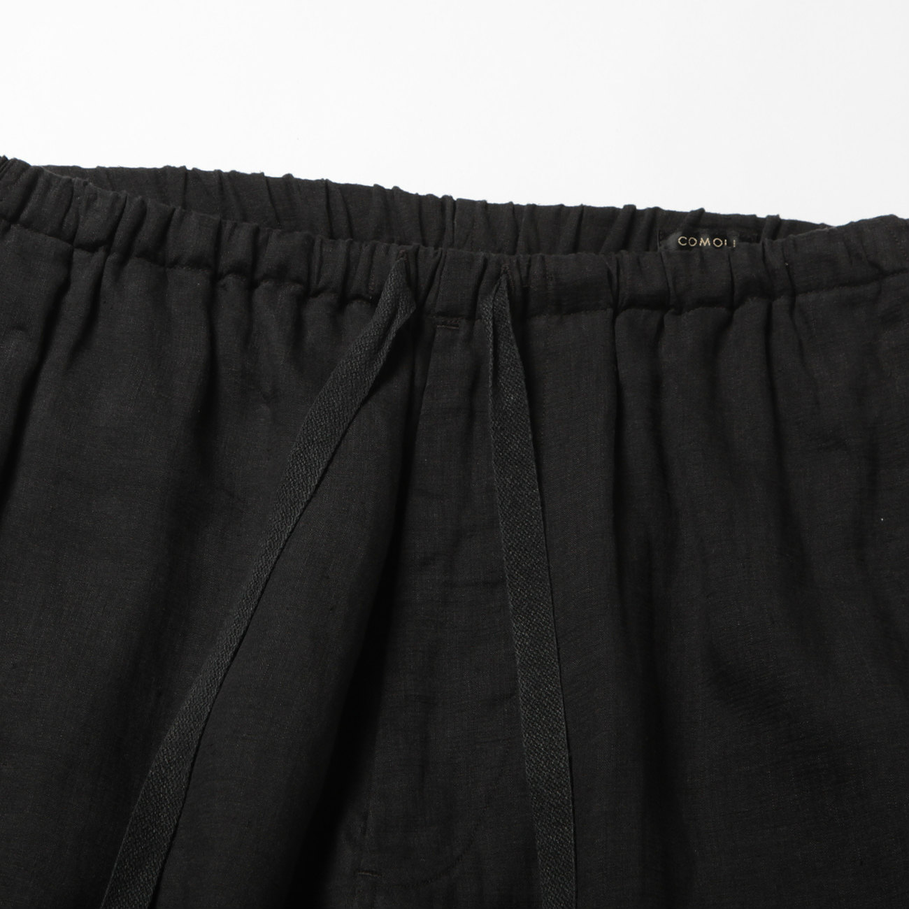【COMOLI】22SS リネンWクロスドローストリングパンツ BLACK/2 COMOLI リネンWクロス ドローストリングパンツ | Less Higashikawa