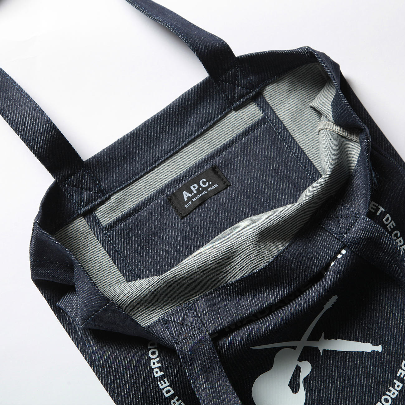 A.P.C. / アーペーセー | 剣とギター トートバッグ - Indigo