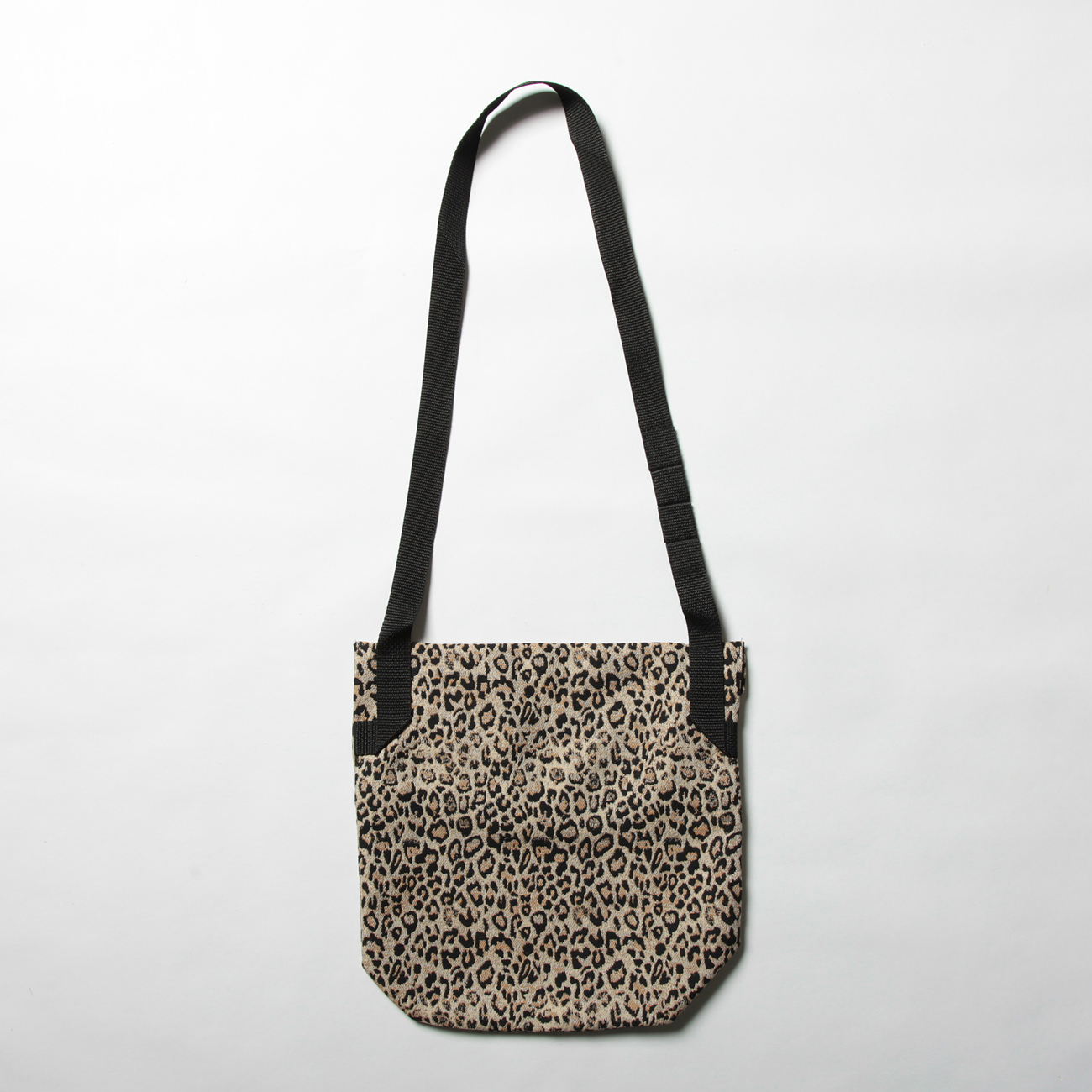 ENGINEERED GARMENTS / エンジニアドガーメンツ | Shoulder Pouch - CP Leopard Jacquard -  Beige | 通販 - 正規取扱店 | COLLECT STORE / コレクトストア