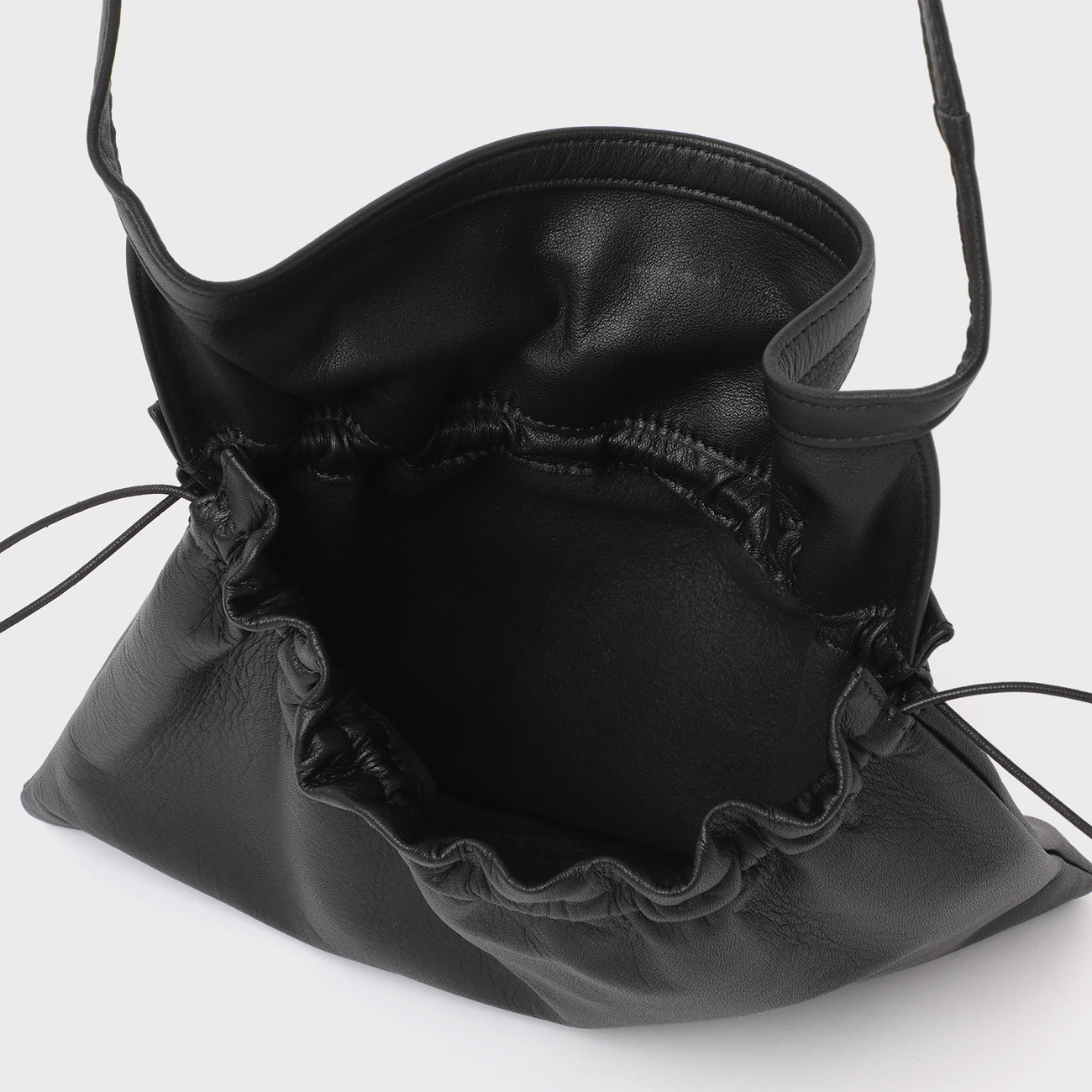 Hender Scheme エンダースキーマ cow bag ブラック レザー Hender Scheme / エンダースキーマ | cow red cross bag small - Black