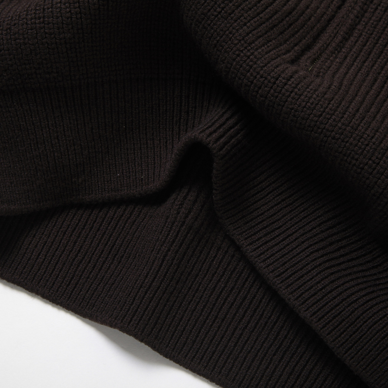 YOKE / ヨーク | 3/4 FRONT ZIP HIGHNECK RIB SWEATER - Dark Brown