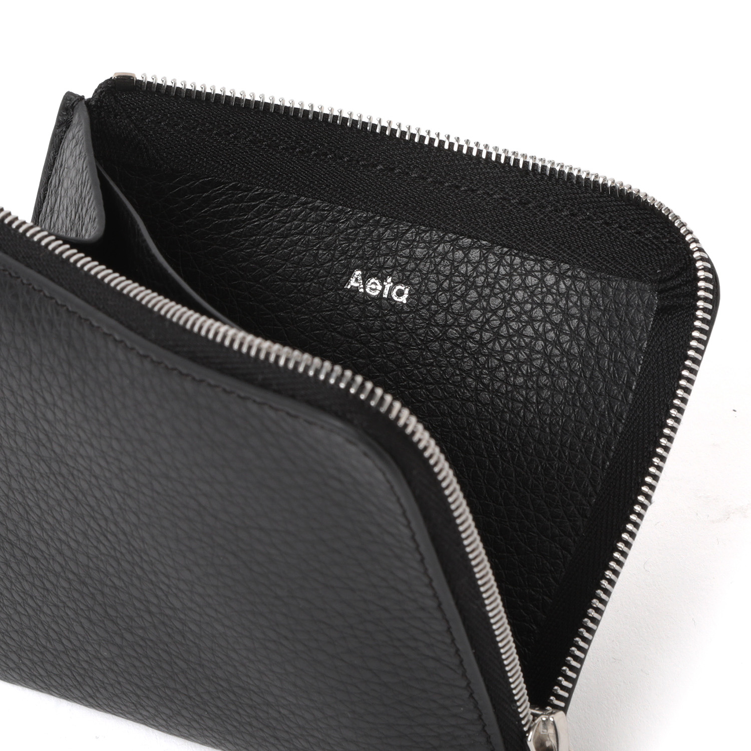 Aeta/アエタ』で選ぶ、ミニマルで上質な財布。サイズ感や収納力を