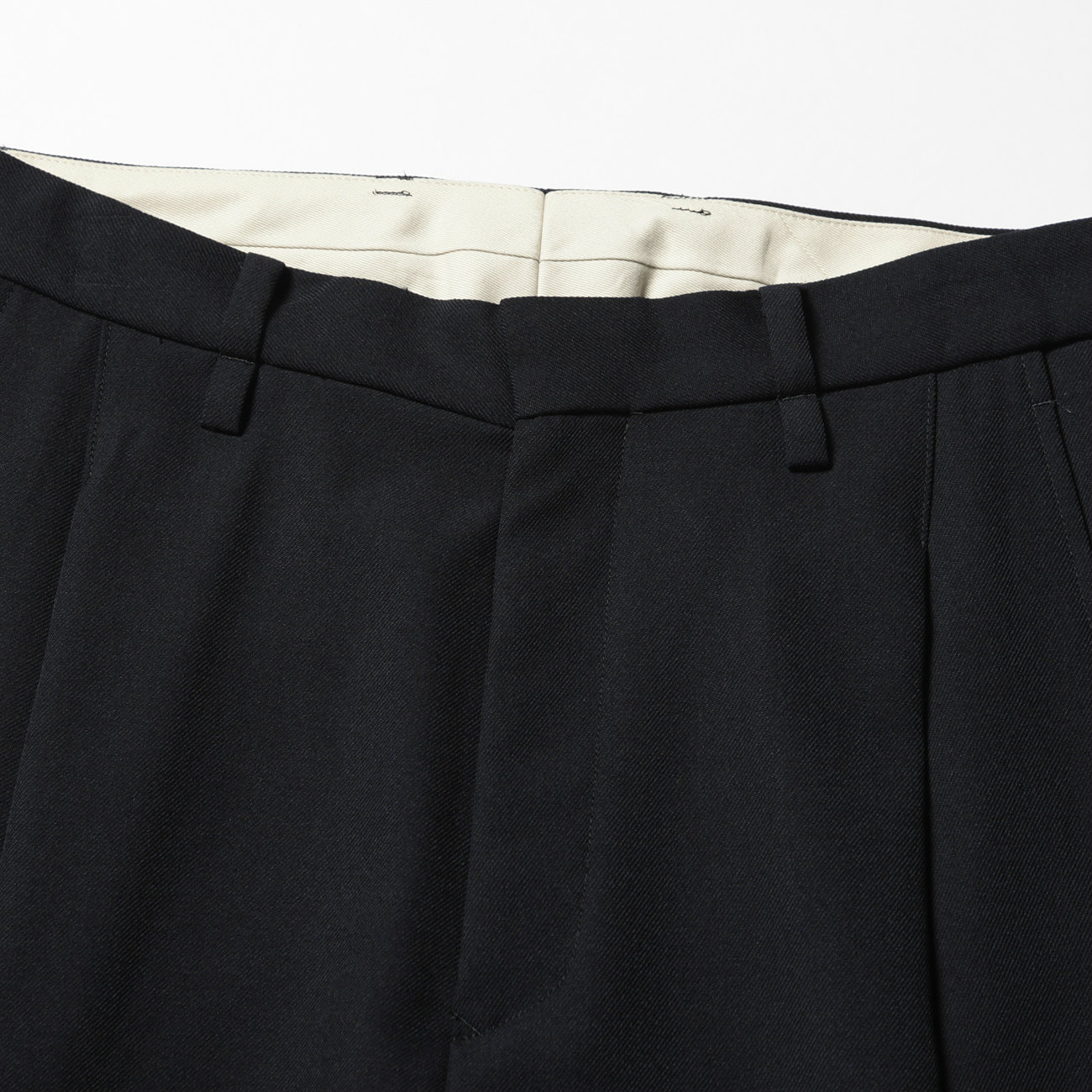URU / ウル | WOOL POLYESTER SERGE / 1 TUCK PANTS - Navy | 通販