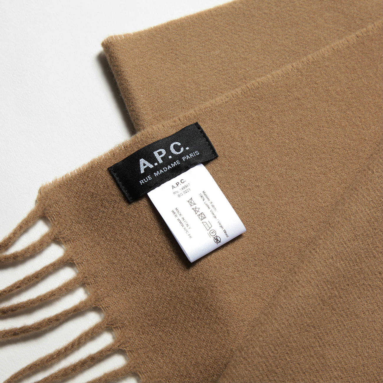 A.P.C.ロゴ刺繍入りキャメルマフラー A.P.C. / アーペーセー | Ambroise 刺繍入りマフラー - Camel