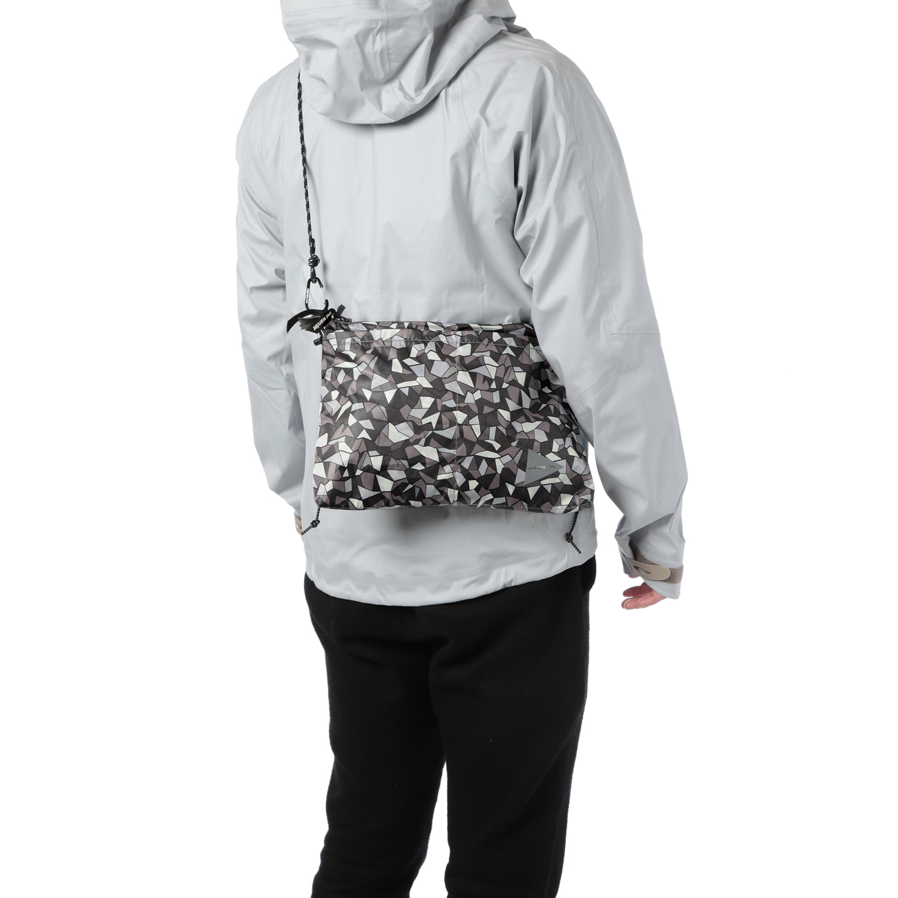 and wander ロゴ入り サコッシュ charcoal and wander ロゴ入り サコッシュ charcoal